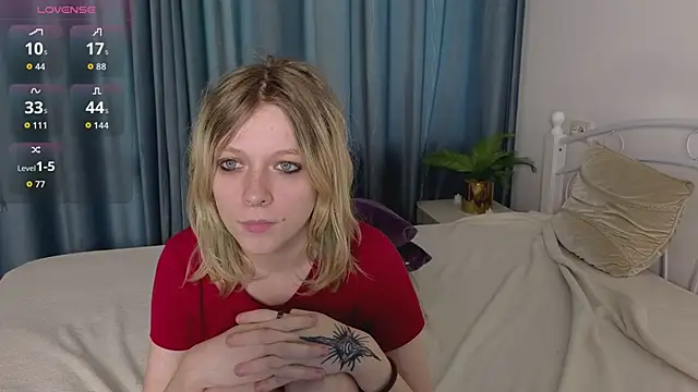 Snapshot of MollySally chatting on April 27, 4:10 am MollySally online show from April 27, 4:10 am