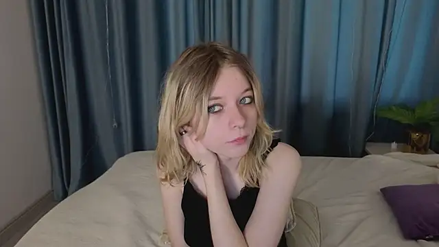 Snapshot of MollySally chatting on May 1, 4:06 am MollySally online show from May 1, 4:06 am