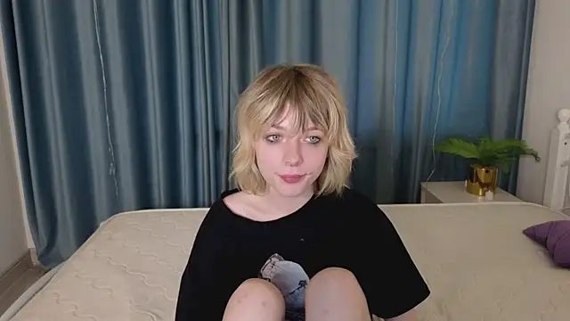 Snapshot of MollySally chatting on May 10, 4:06 am MollySally online show from May 10, 4:06 am