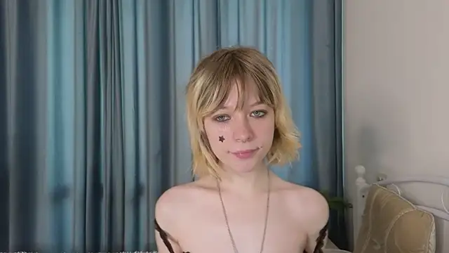 Snapshot of MollySally chatting on May 18, 4:18 am MollySally online show from May 18, 4:18 am