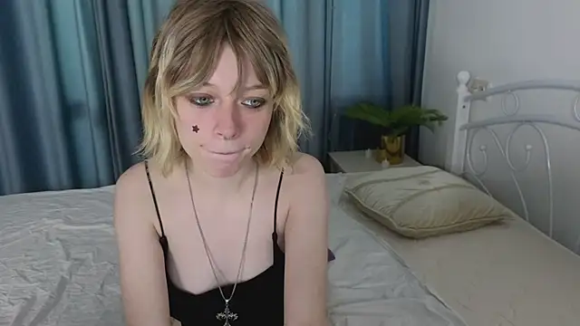 Snapshot of MollySally chatting on May 25, 4:18 am MollySally online show from May 25, 4:18 am