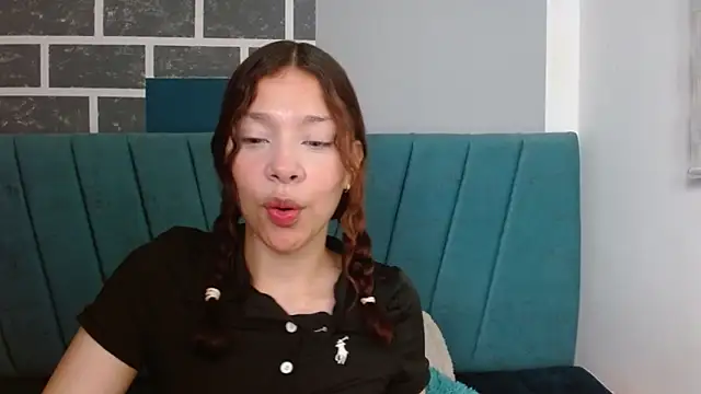 Snapshot of Sweet_kitty_05 chatting on April 23, 11:29 pm Sweet kitty 05 online show from April 23, 11:29 pm