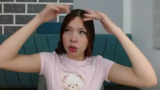 Snapshot of Sweet_kitty_05 chatting on May 1, 11:42 pm Sweet kitty 05 online show from May 1, 11:42 pm