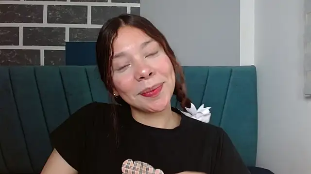 Snapshot of Sweet_kitty_05 chatting on May 5, 12:40 am Sweet kitty 05 online show from May 5, 12:40 am