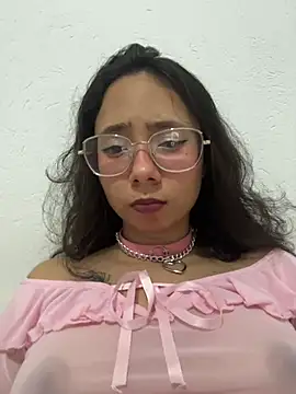 Snapshot of Aliciaa-petite chatting on May 29, 3:59 am Aliciaa-petite online show from May 29, 3:59 am