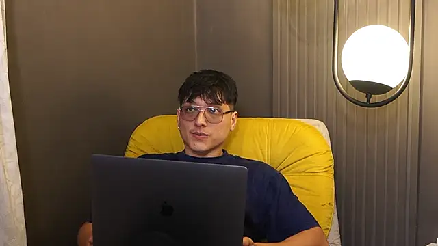 Mia and Belmonth online show from March 28, 7:02 pm