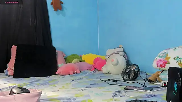 Snapshot of lolyclark chatting on May 8, 1:49 pm lolyclark online show from May 8, 1:49 pm