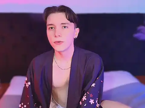 hollannd  online show from March 25, 3:07 pm