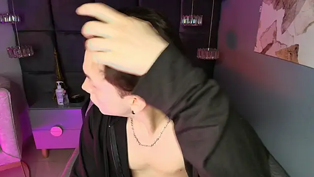 hollannd  online show from April 11, 1:04 pm