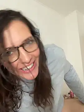 hollyharmd online show from March 6, 4:31 am