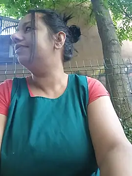 Snapshot of roxana_e43 chatting on July 7, 4:37 am roxana e43 online show from July 7, 4:37 am
