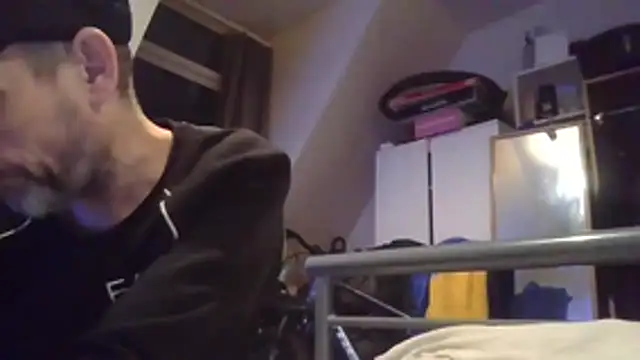 DOUBLETROUBLE7773 online show from March 2, 2:36 am