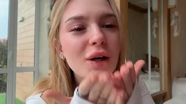 cyberl0ve  online show from April 18, 3:27 pm