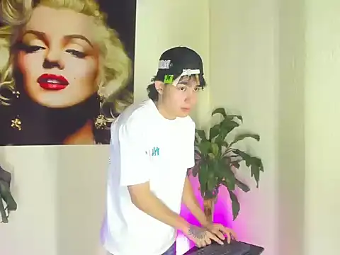 monky 0002 online show from June 18, 7:29 pm