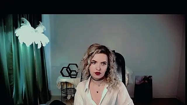 AliceSmite online show from June 10, 1:32 pm
