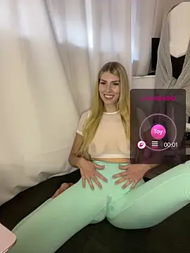 SoniaXOXO online show from May 1, 4:11 pm