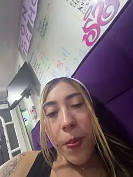 ManuelaVeeleez online show from April 17, 5:43 am