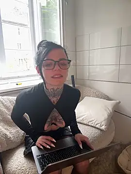 SkinnyLilly online show from May 21, 3:30 pm
