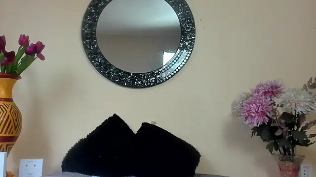 Snapshot of Maye_Milf_ chatting on March 4, 12:44 pm Maye Milf online show from March 4, 12:44 pm