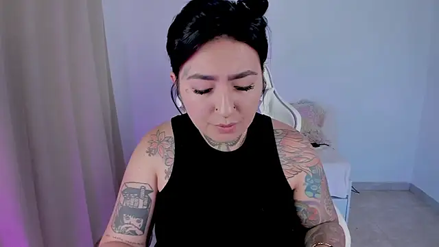 Snapshot of heeyy_kitty chatting on March 25, 2:34 pm heeyy kitty online show from March 25, 2:34 pm