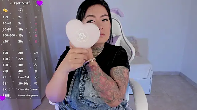 Snapshot of heeyy_kitty chatting on April 1, 1:41 pm heeyy kitty online show from April 1, 1:41 pm