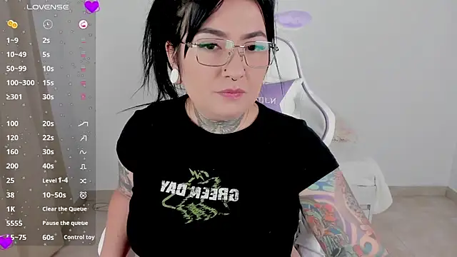 Snapshot of heeyy_kitty chatting on April 5, 2:47 pm heeyy kitty online show from April 5, 2:47 pm