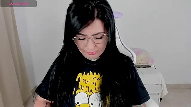 Snapshot of heeyy_kitty chatting on April 6, 1:56 pm heeyy kitty online show from April 6, 1:56 pm