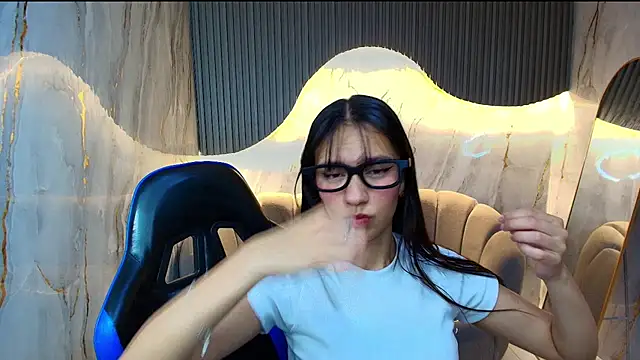 Snapshot of candy_sky_r chatting on April 22, 3:09 am candy sky r online show from April 22, 3:09 am