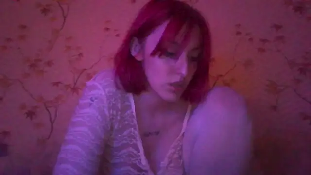 Snapshot of CloverEwings chatting on June 4, 9:32 pm CloverEwings online show from June 4, 9:32 pm