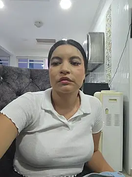 Snapshot of Pretty_Julieta chatting on April 7, 10:31 pm Pretty Julieta online show from April 7, 10:31 pm
