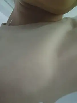Snapshot of Pretty_Julieta chatting on April 14, 10:05 pm Pretty Julieta online show from April 14, 10:05 pm