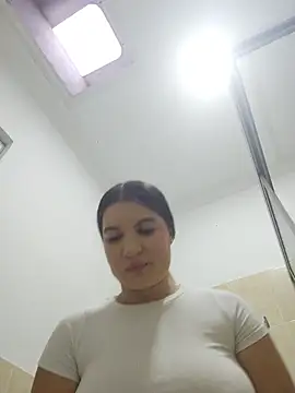 Snapshot of Pretty_Julieta chatting on April 25, 9:45 pm Pretty Julieta online show from April 25, 9:45 pm