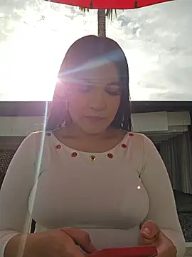 Snapshot of Pretty_Julieta chatting on May 18, 9:09 pm Pretty Julieta online show from May 18, 9:09 pm