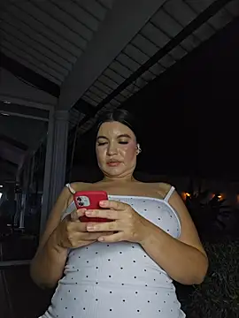 Snapshot of Pretty_Julieta chatting on May 19, 1:56 am Pretty Julieta online show from May 19, 1:56 am
