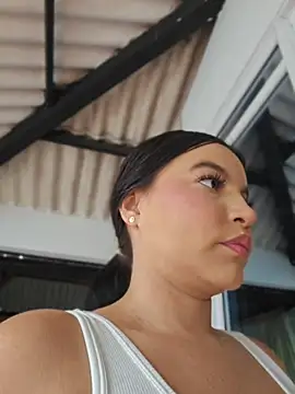 Snapshot of Pretty_Julieta chatting on May 25, 9:21 pm Pretty Julieta online show from May 25, 9:21 pm