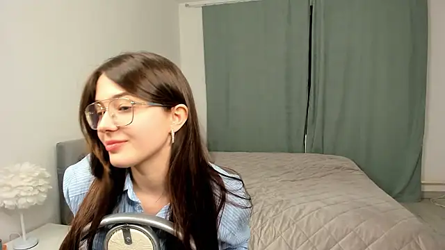 LareeGuzzo online show from March 11, 6:14 pm