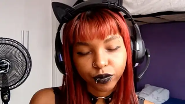 Snapshot of emilycloves chatting on March 21, 2:31 pm emilycloves online show from March 21, 2:31 pm