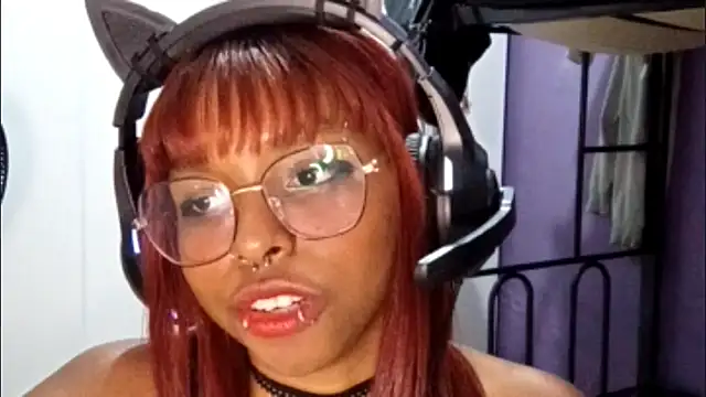 Snapshot of emilycloves chatting on March 28, 2:22 am emilycloves online show from March 28, 2:22 am