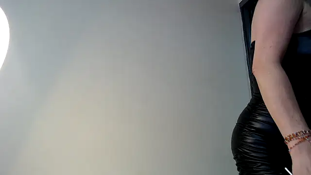 Snapshot of SammyAlexxandra chatting on May 5, 8:17 pm SammyAlexxandra online show from May 5, 8:17 pm