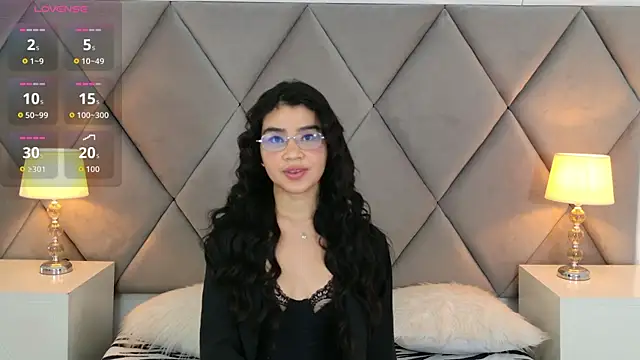 Snapshot of OliviaDiaz chatting on April 4, 8:17 pm OliviaDiaz online show from April 4, 8:17 pm