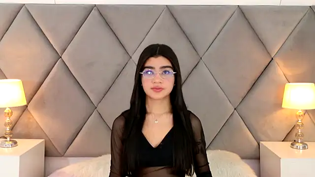 Snapshot of OliviaDiaz chatting on April 17, 8:12 pm OliviaDiaz online show from April 17, 8:12 pm
