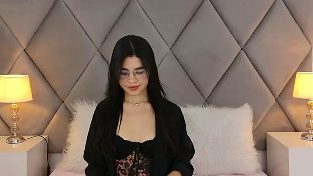Snapshot of OliviaDiaz chatting on May 2, 8:03 pm OliviaDiaz online show from May 2, 8:03 pm