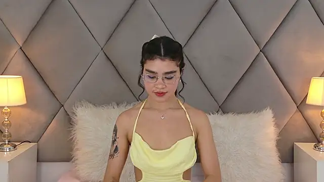 Snapshot of OliviaDiaz chatting on May 12, 8:17 pm OliviaDiaz online show from May 12, 8:17 pm