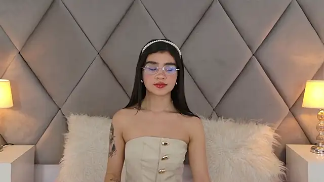 Snapshot of OliviaDiaz chatting on May 17, 8:05 pm OliviaDiaz online show from May 17, 8:05 pm