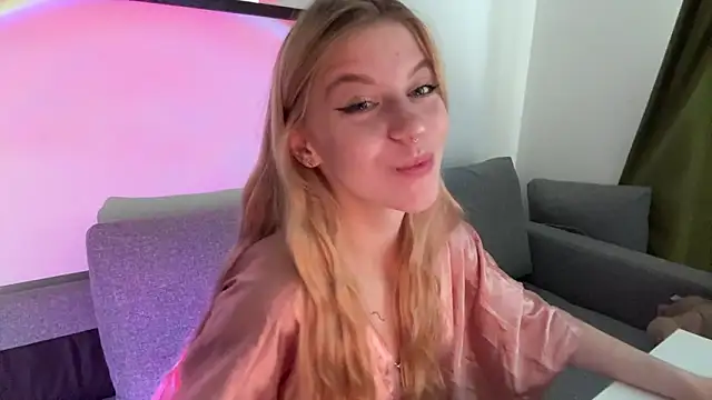 Snapshot of Fanny_Fresh chatting on May 10, 8:08 am Fanny Fresh online show from May 10, 8:08 am
