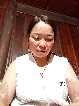 Snapshot of Yellow-pink chatting on April 3, 1:42 pm Yellow-pink online show from April 3, 1:42 pm