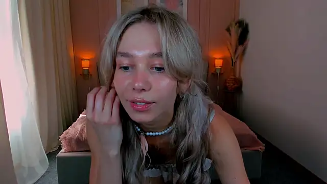 LuluAlis online show from May 24, 1:16 pm