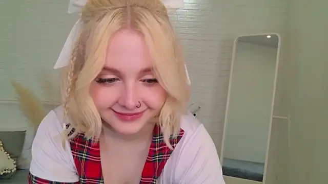 Snapshot of Sabrina_Roose chatting on April 14, 1:28 pm Sabrina Roose online show from April 14, 1:28 pm