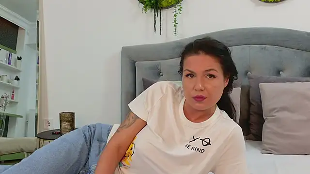 Snapshot of AnneRey chatting on April 21, 7:25 am AnneRey online show from April 21, 7:25 am