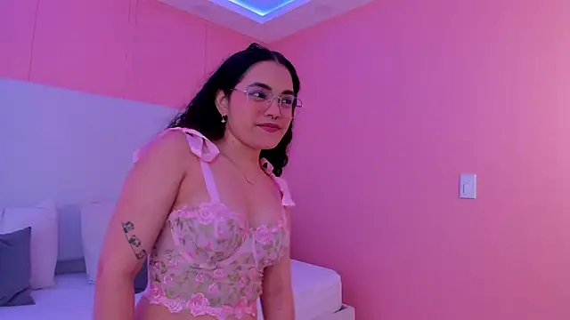 Snapshot of luna_veega chatting on April 15, 4:47 pm luna veega online show from April 15, 4:47 pm